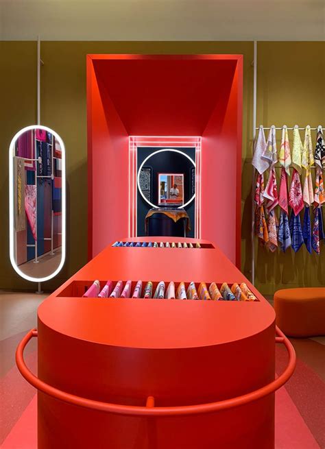 Il nuovo temporary store Hermès di via Condotti: ipercromatico e 